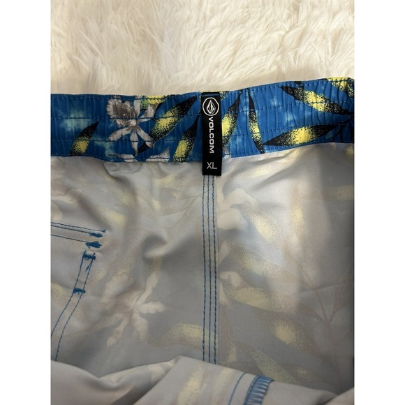 Men's Volcom Size X-large Swim trunks. NWT. Blue tropical floral theme. Hawaiian - Picture 11 of 16